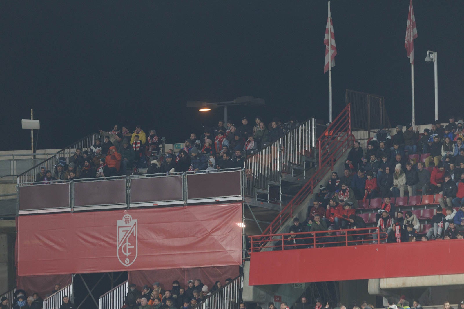 Encuéntrate en la grada en el Granada-Sevilla