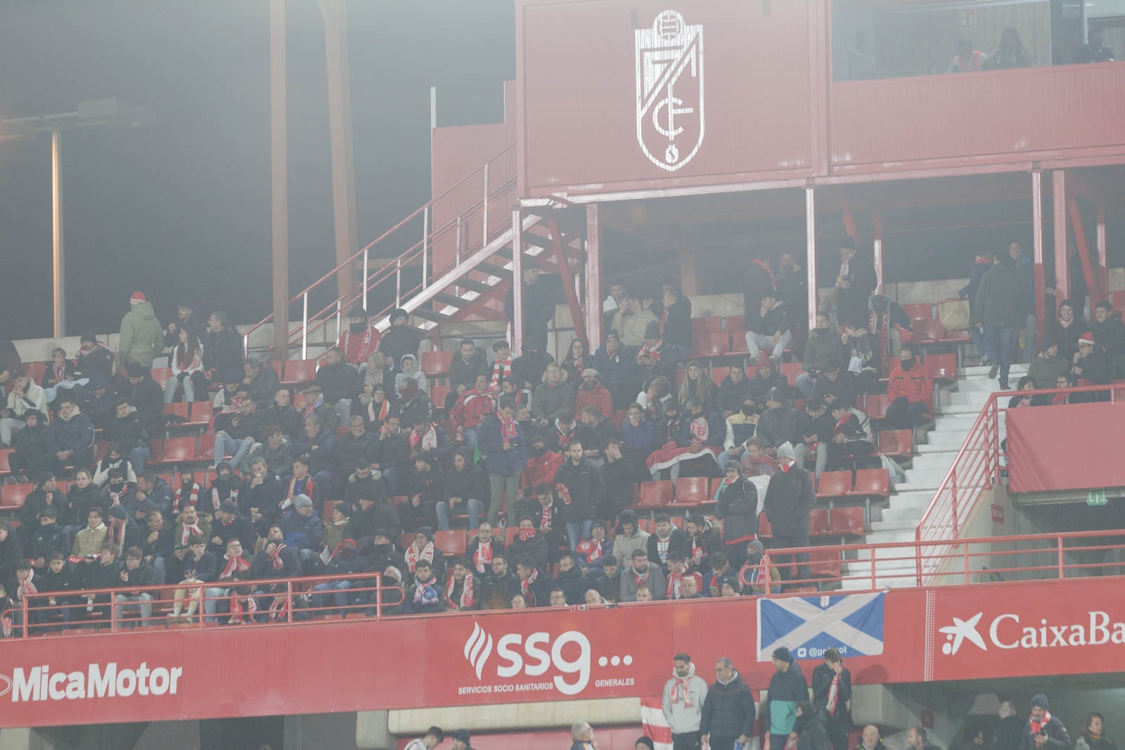 Encuéntrate en la grada en el Granada-Sevilla