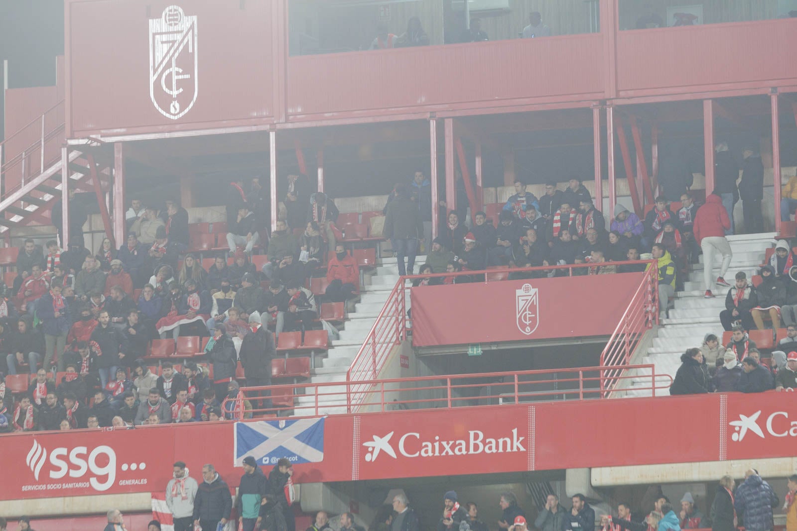 Encuéntrate en la grada en el Granada-Sevilla