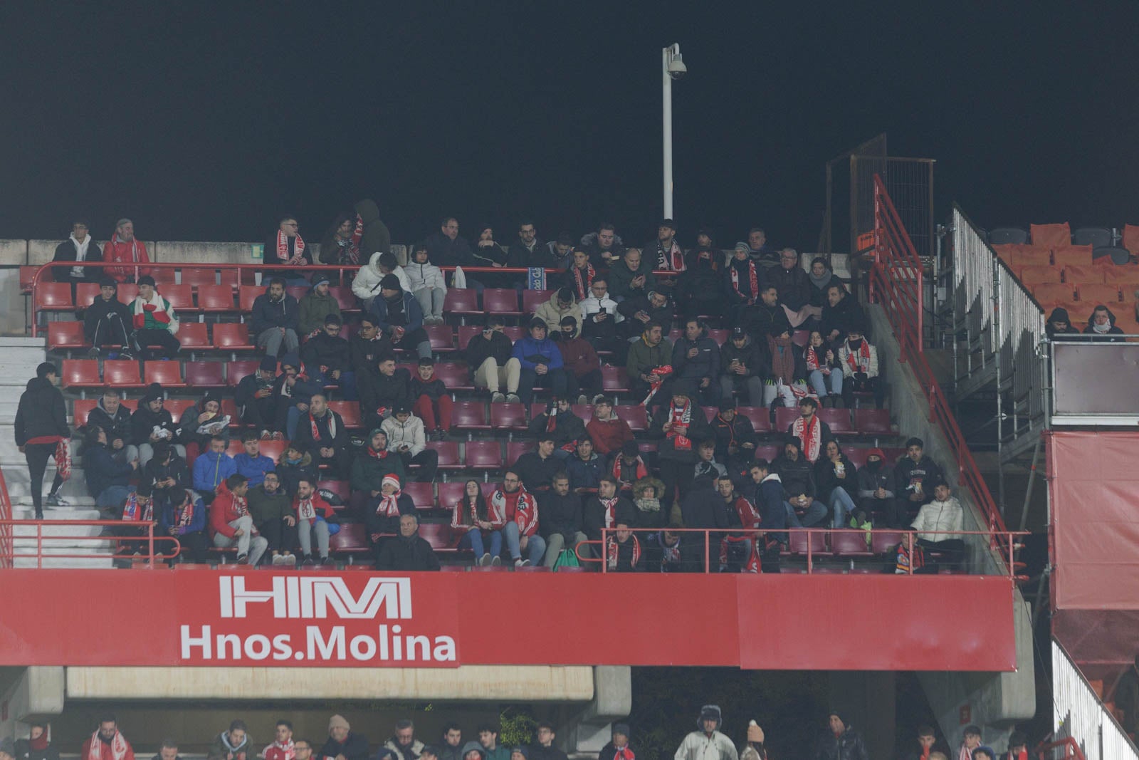 Encuéntrate en la grada en el Granada-Sevilla