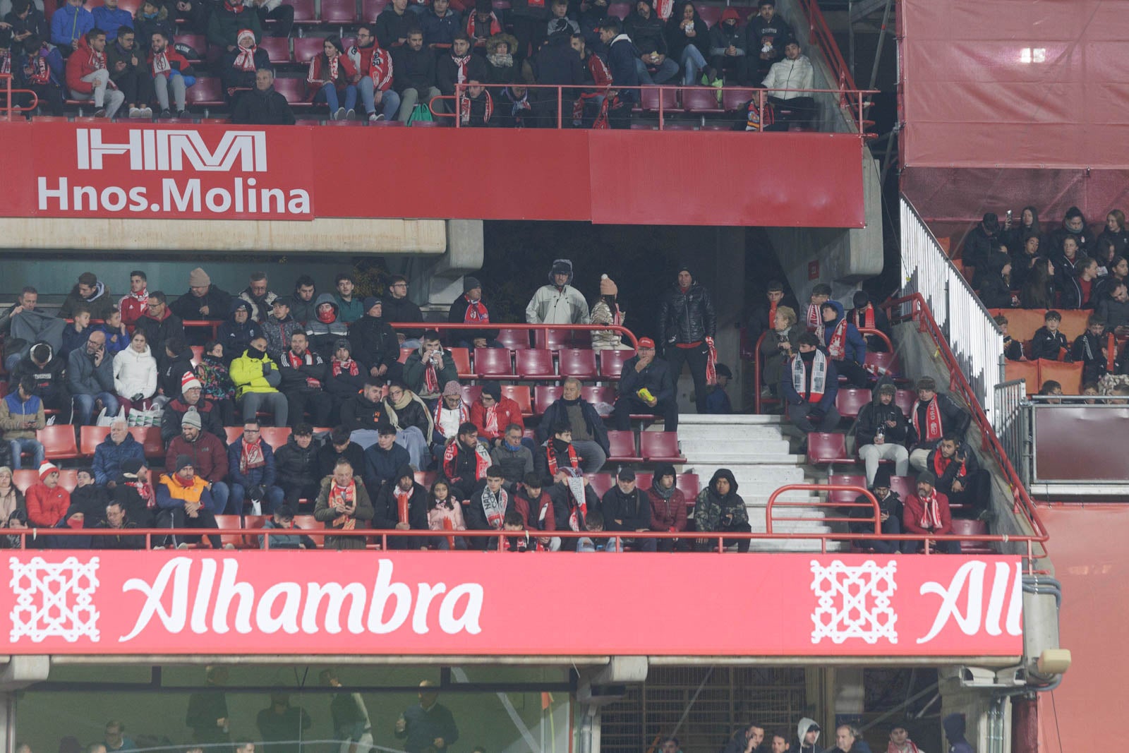 Encuéntrate en la grada en el Granada-Sevilla