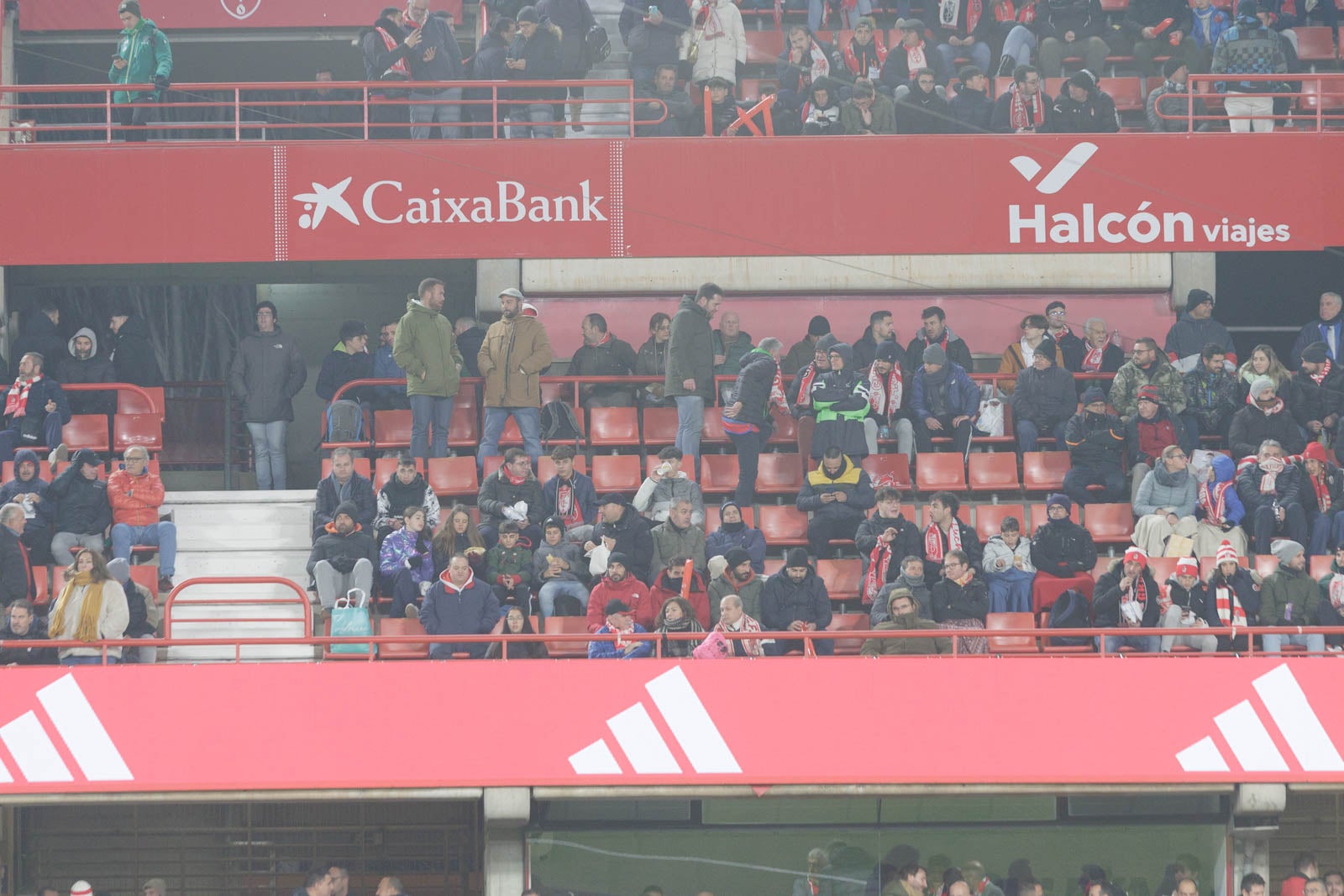 Encuéntrate en la grada en el Granada-Sevilla