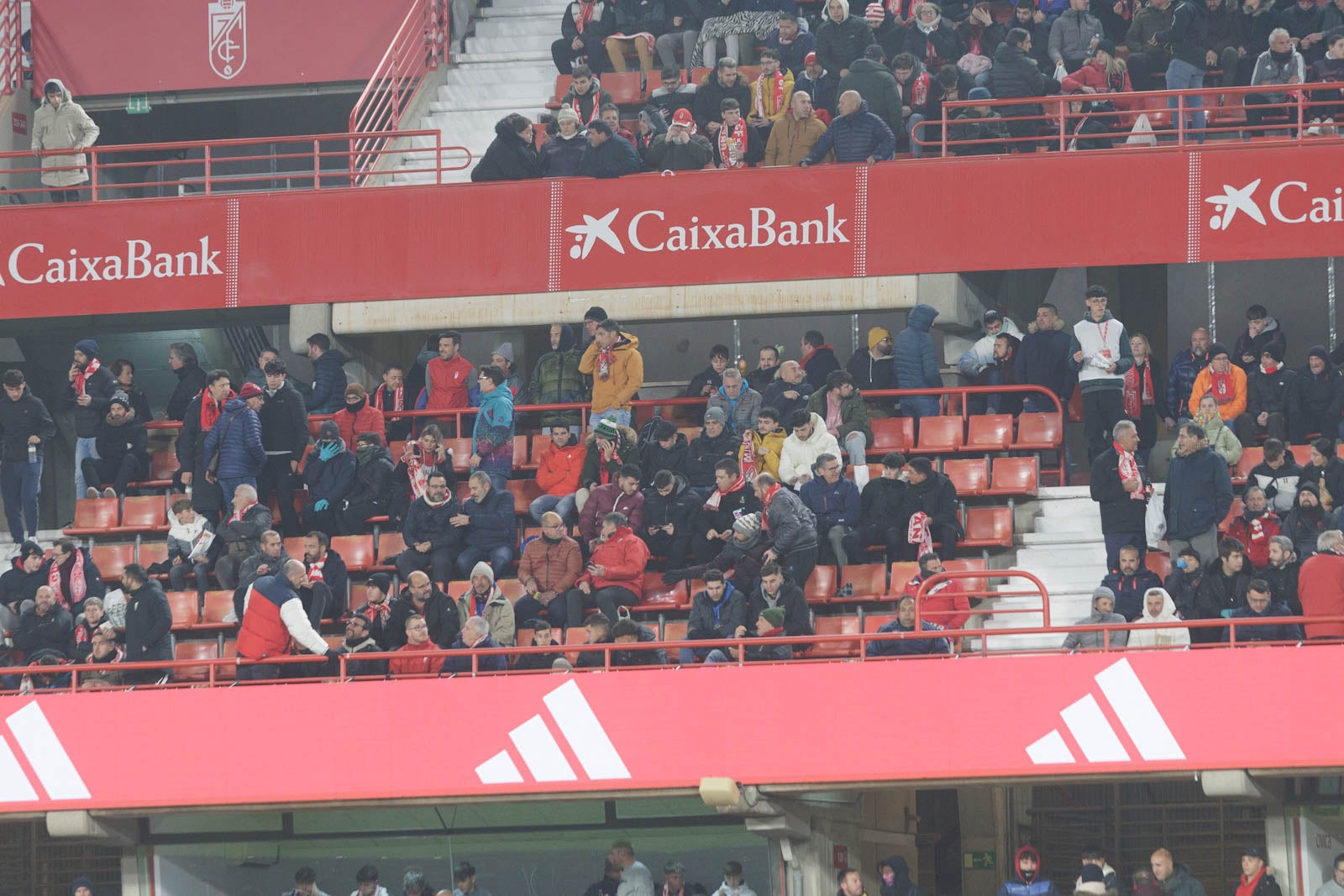 Encuéntrate en la grada en el Granada-Sevilla