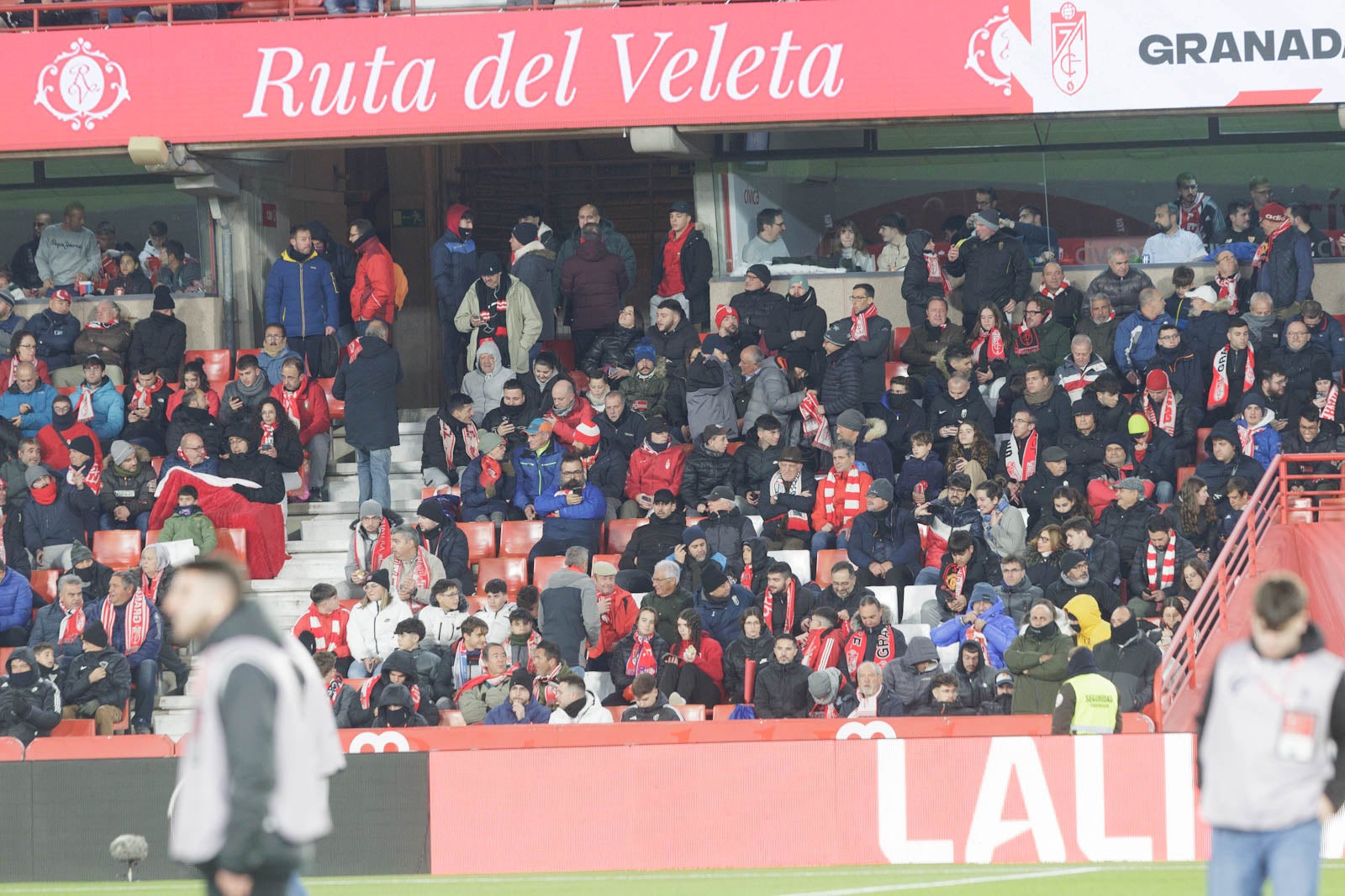 Encuéntrate en la grada en el Granada-Sevilla