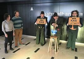 Los componentes de Lapso Producciones, en acción, ante la atenta mirada de sus colegas de Vaivén.