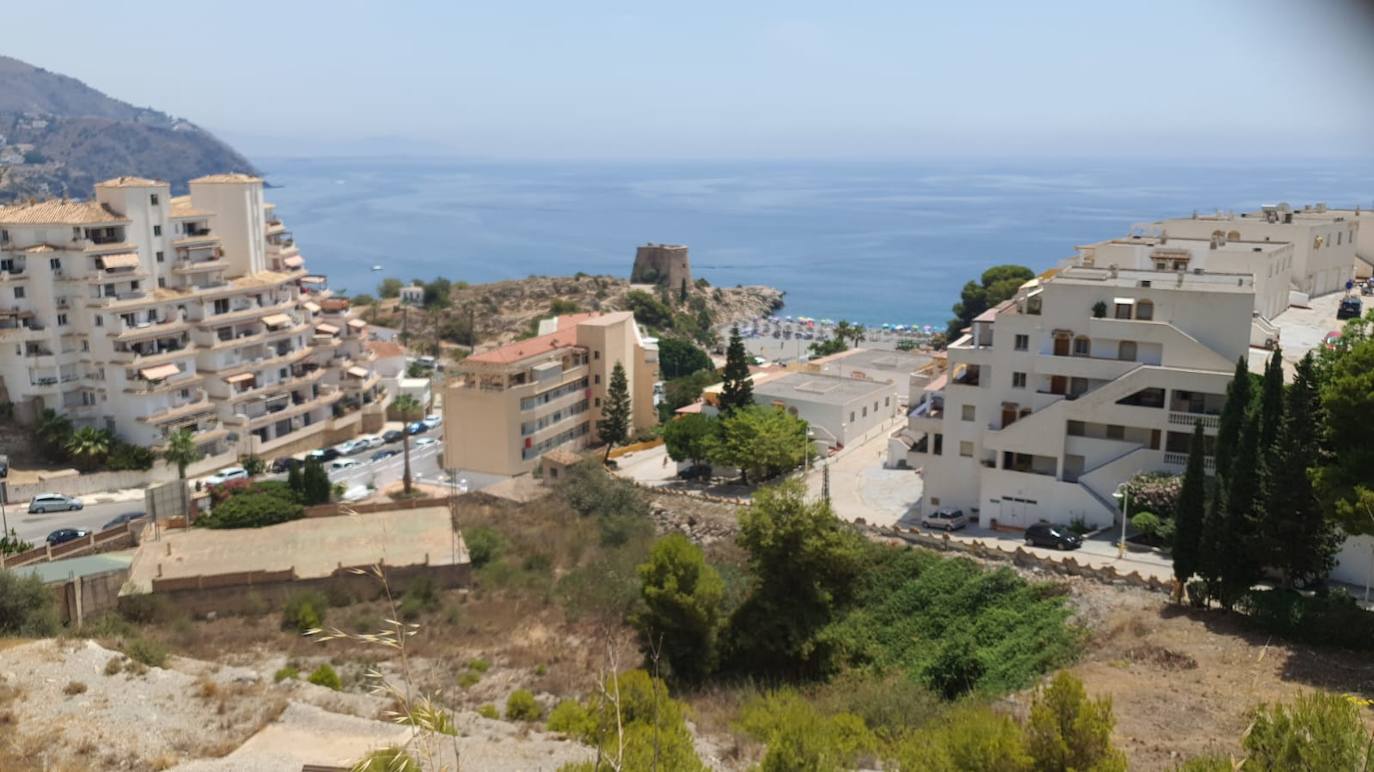 Decenas de familias denuncian una presunta estafa en la compra de una promoción de pisos en Almuñécar