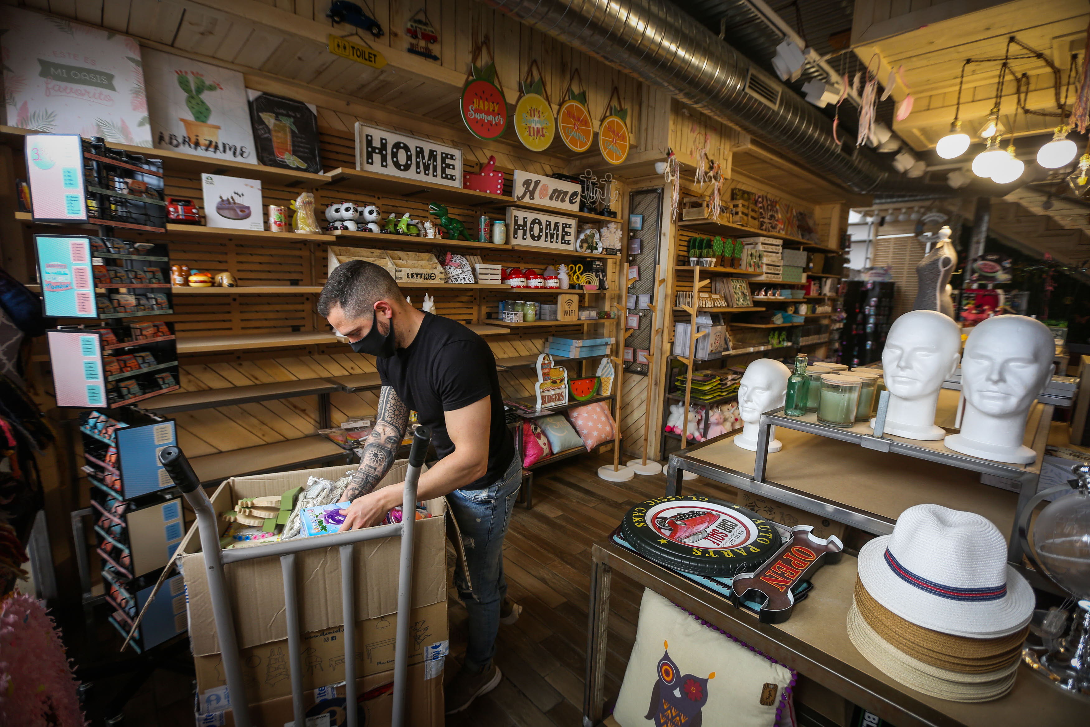 Un trabajador autónomo en el interior de su local.