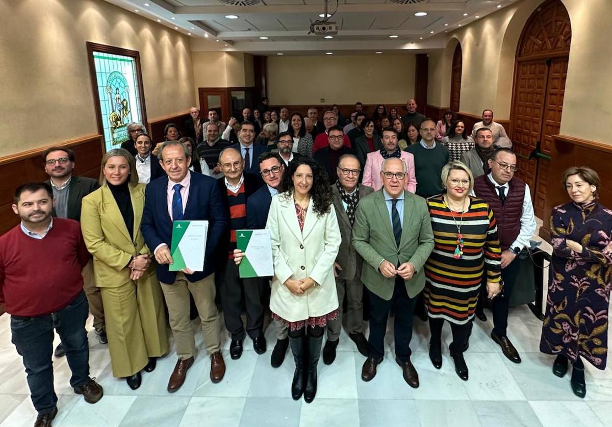 Foto de familia en la entrega de las resoluciones a los representantes de los ayuntamientos.