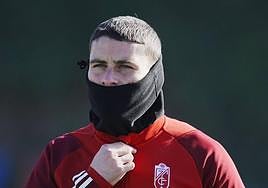 Sergio Ruiz se cubre medio rostro por el fresco en la Ciudad Deportiva antes del entrenamiento.