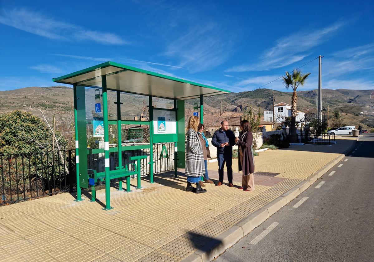 La Junta instala nuevas marquesinas en cinco municipios de Almería