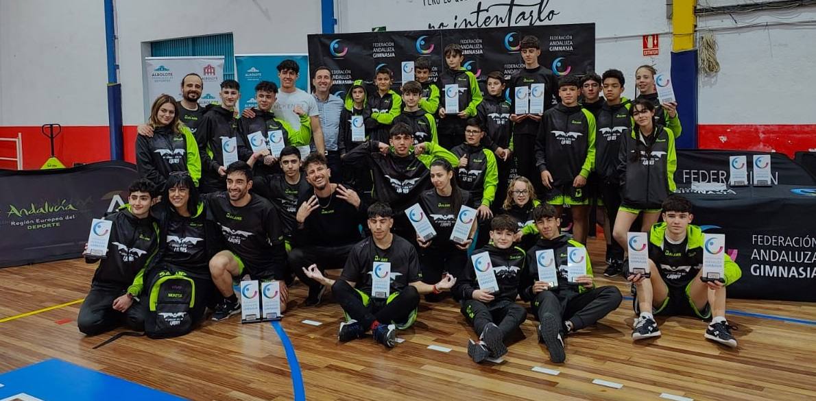 Componentes del Club Balans con los trofeos.