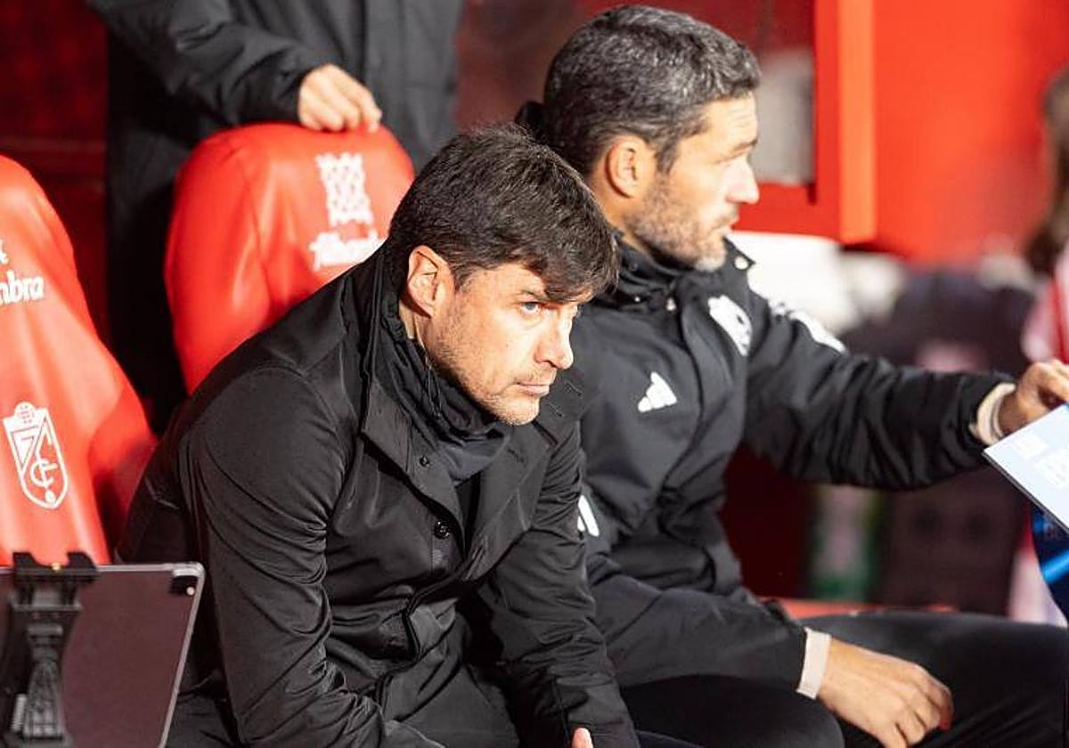 Alexander Medina, sentado en el banquillo antes de empezar el partido.