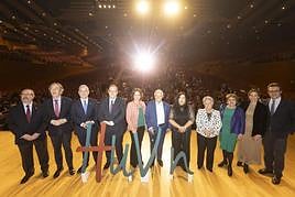 La consejera de Sanidad, junto a otras autoridades, directivos del hospital Virgen de las Nieves y participantes en la gala.