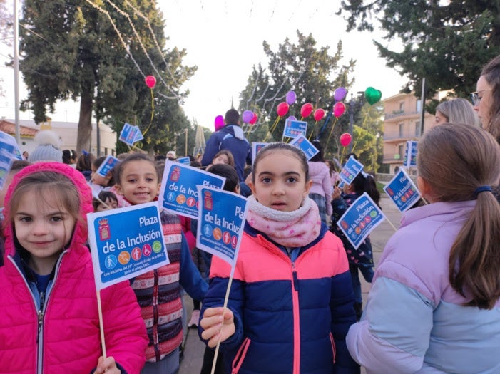 Alumnas participantes en el acto de inauguración de la plaza de la Inclusión.