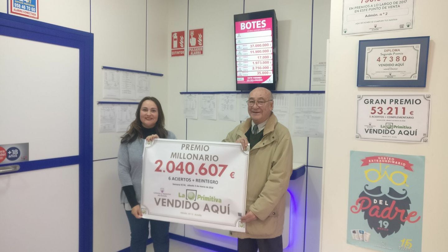 Cartel anunciando el ganador de dos millones de euros de La Primitiva en Armilla en 2018