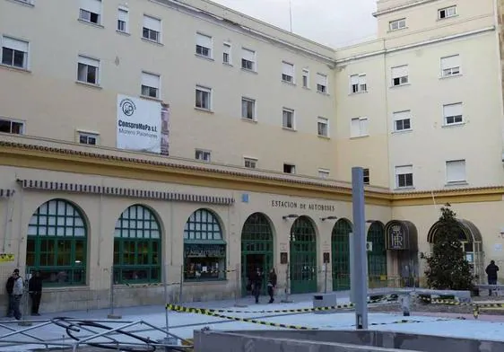 Imagen de archivo del edificio del hotel y la estación de autobuses en marzo de 2010, cuando se reformó la Plaza de la Libertad.