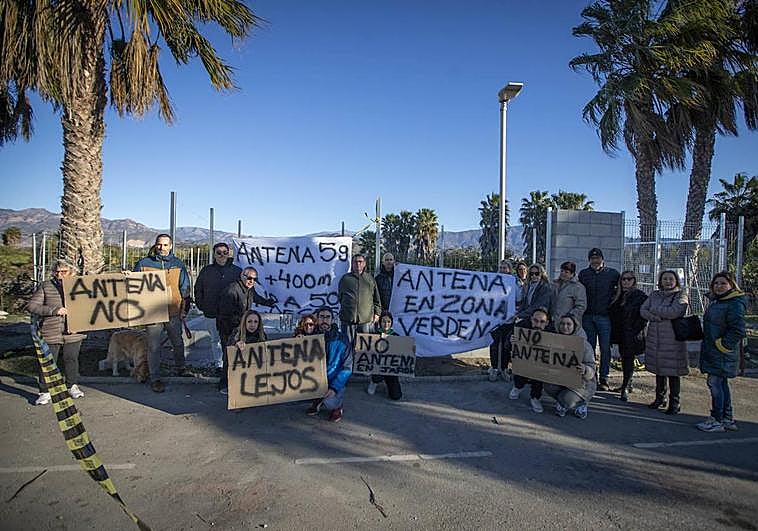 Los vecinos de Playa Granada paran las obras de la antena de 40 metros con una protesta