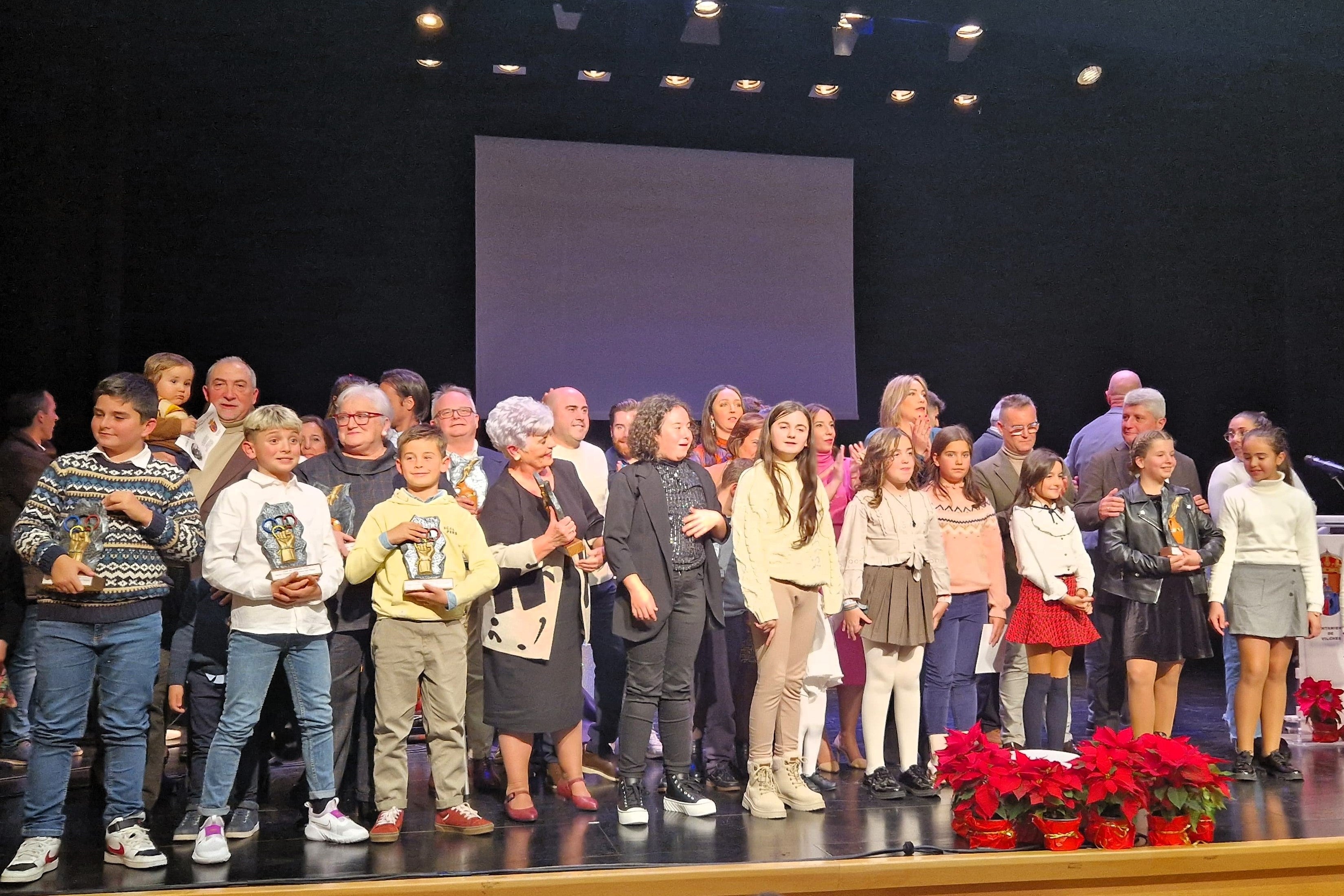 Foto de familia de los premios de la IV Gala de la Cultura y el Deportes de Vilches.