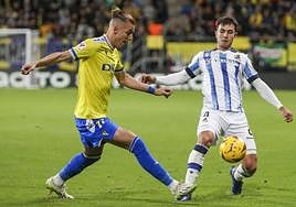 Iván Alejo pugna por un balón dividido con Zubimendi.