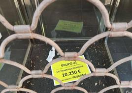 Cartel de protesta en la entrada de una de las dos oficinas que Grupo 21 tiene en Almería, ahora cerradas.