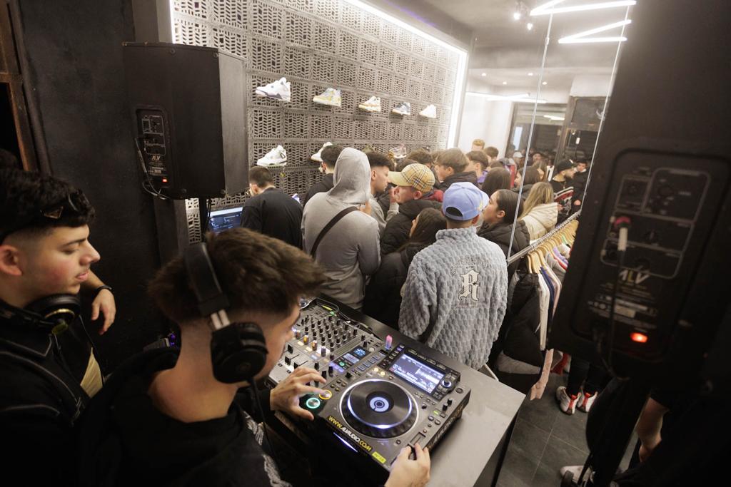 Locura en la inauguración de una tienda en Granada en la que Saiko anuncia su presencia