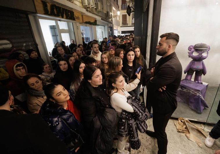 Cientos de personas aguardan la apertura del loca en el Pasaje de Alcalá.