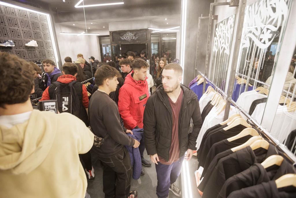 Locura en la inauguración de una tienda en Granada en la que Saiko anuncia su presencia