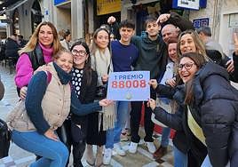 Miembros de la asociación Lola Torres con el número del Gordo.