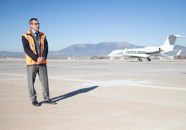 Julián Torres, en la pista del aeropuerto.