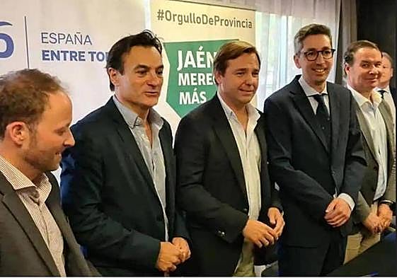 Responsables del PP y Jaén Merece Más durante el anuncio del pacto para la capital.