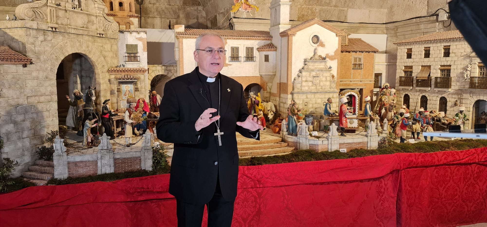 Monseñor Chico Martínez junto al belén napolitano instalado en la Catedral de Jaén por la Fundación Caja Rural de Jaén.