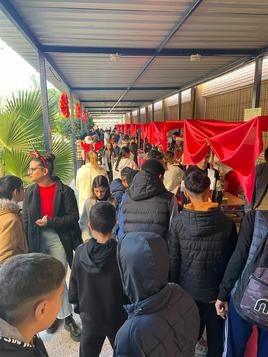 La actividad navideña organizada por el centro educativo cautivó a más de un centenar de personas.