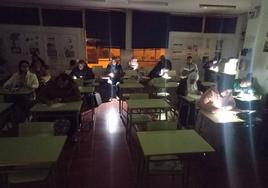 Alumnos el pasado lunes haciendo el examen de Ámbitos Científicos a la luz del móvil.