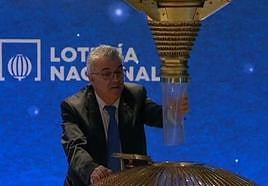 Momento en el que un operario introduce una bola en el bombo.