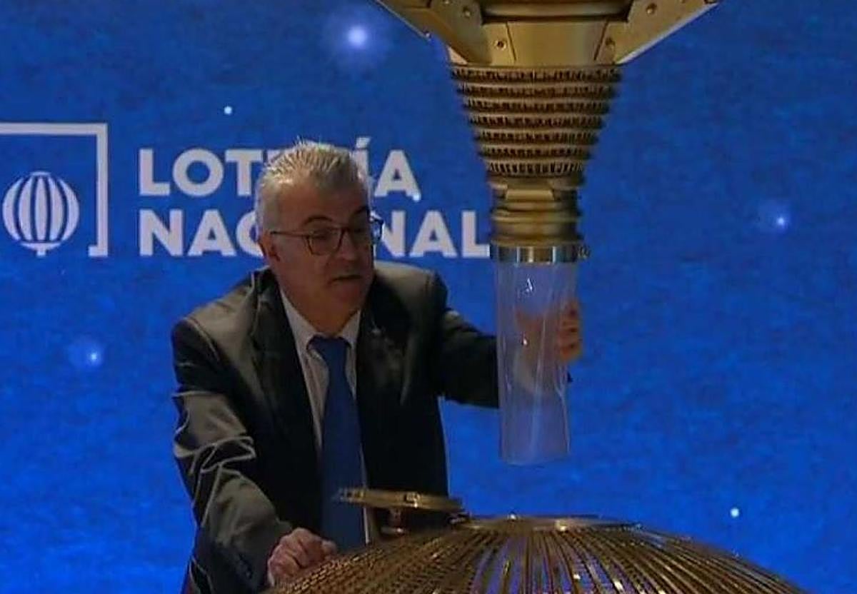 Momento en el que un operario introduce una bola en el bombo.