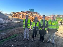 La consejera de Fomento en su visita a la pasarela del carril bici.