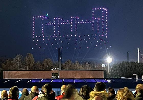 Los drones 'dibujan' en el aire el castillo de Santa Catalina.