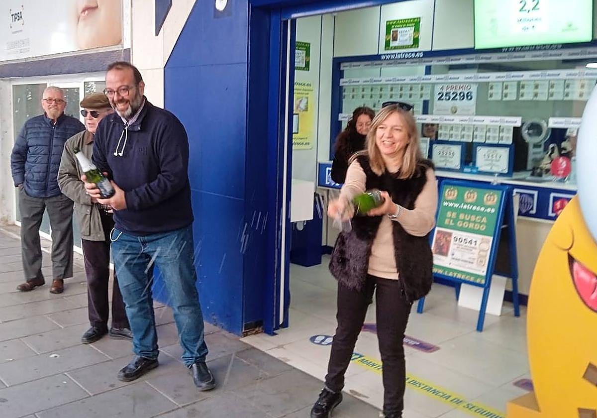 Celebración en la Administración 13 de Almería tras conocer que habían vendido el Gordo de Navidad.