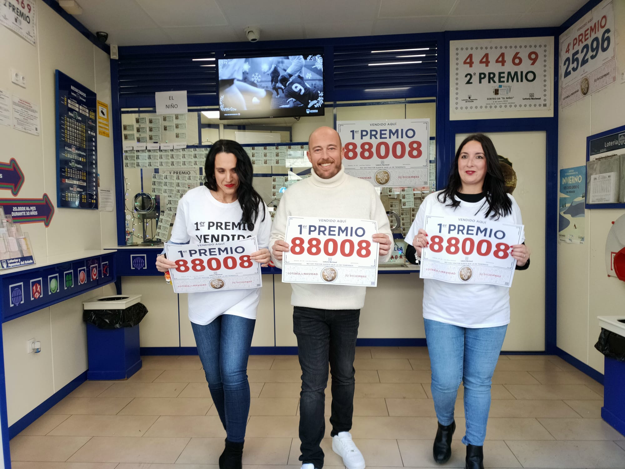 Los trabajadores de la administración de Gran Vía con los carteles del Primer Premio.