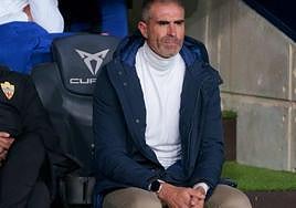 Gaizka Garitano (derecha) muestra gesto serio antes de empezar el partido contra el Barcelona, último de la UD Almería en este 2023.