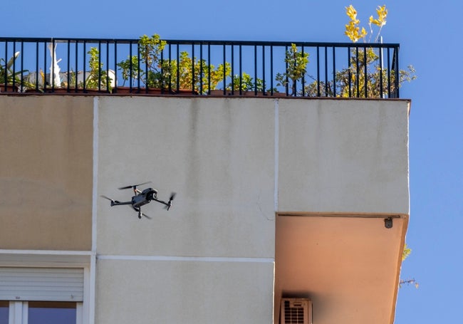 El dron, junto a un balcón de Arabial.