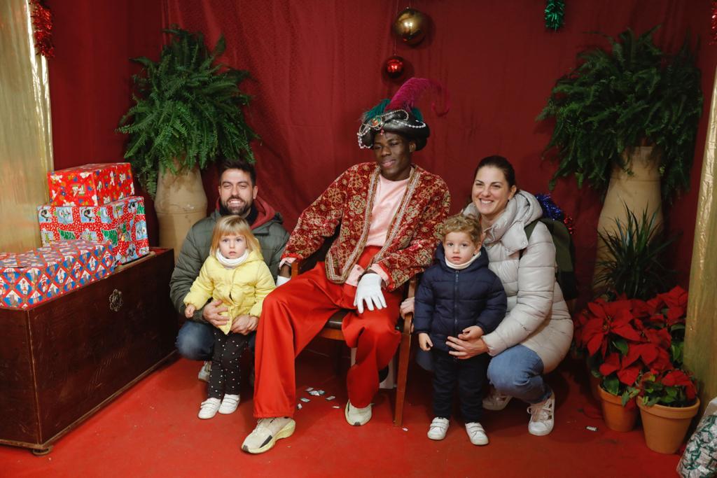 El Cartero Real recoge los deseos de los niños de Granada para los Reyes Magos