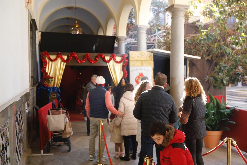 El Cartero Real recoge los deseos de los niños de Granada para los Reyes Magos