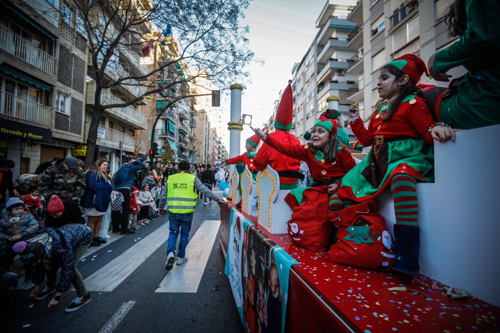 Las imágenes de la cabalgata de Papá Noel en Granada