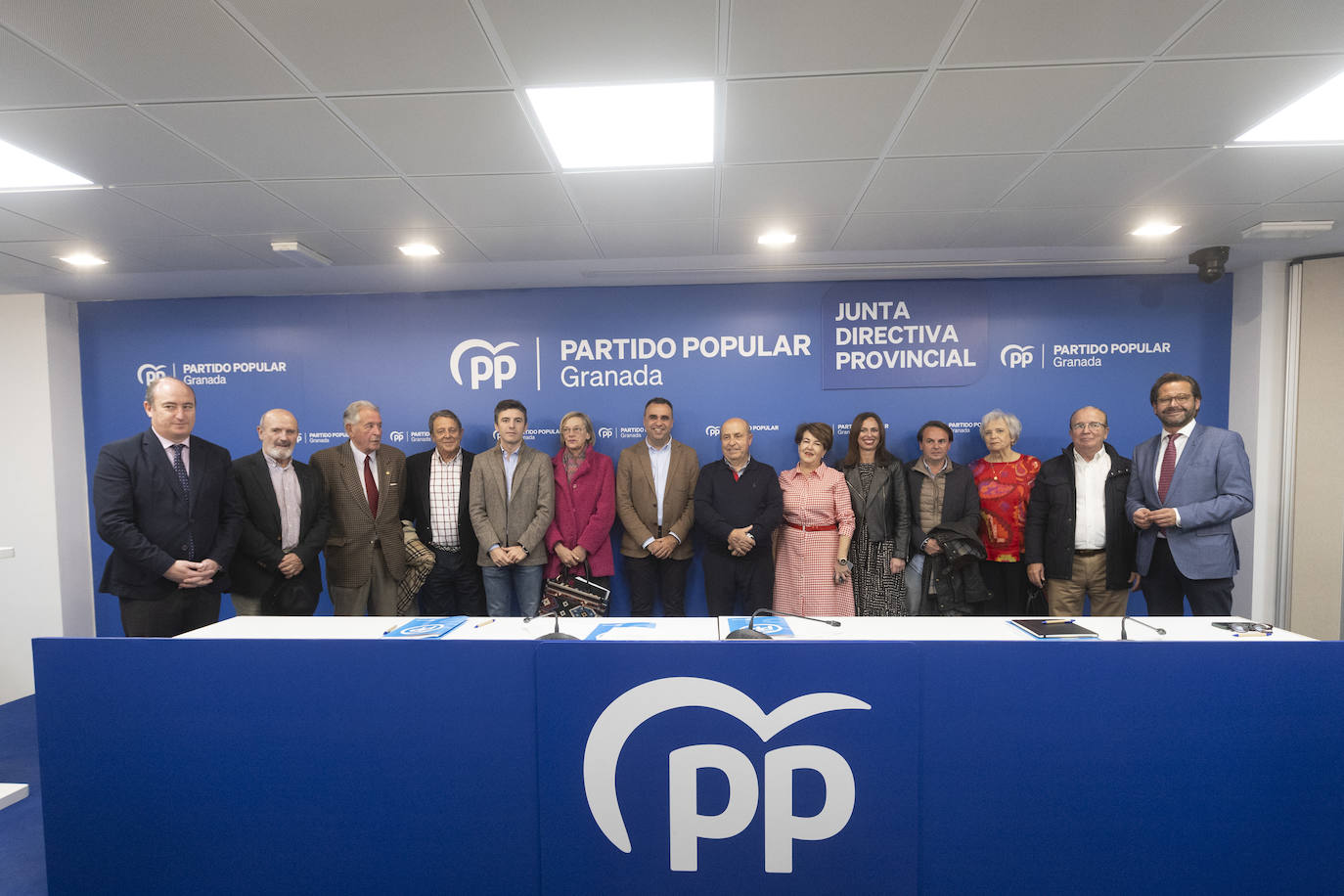 La cúpula de la dirección del PP de Granada y Pepe Torres con un grupo de exconcejales.