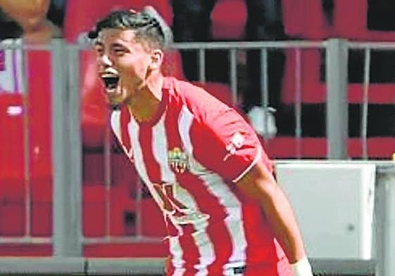 Lucas Robertone celebra la primera asistencia que dio esta temporada ante el Real Madrid.
