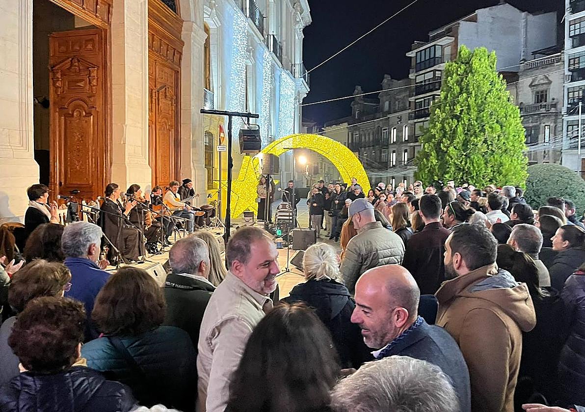 Imagen de la Zambombá, a las puertas de la Diputación de Jaén.