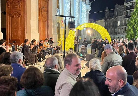 Imagen de la Zambombá, a las puertas de la Diputación de Jaén.