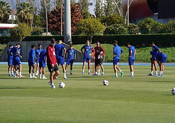 Gaizka Garitano se dirige a sus jugadores en un entrenamiento en el Anexo.