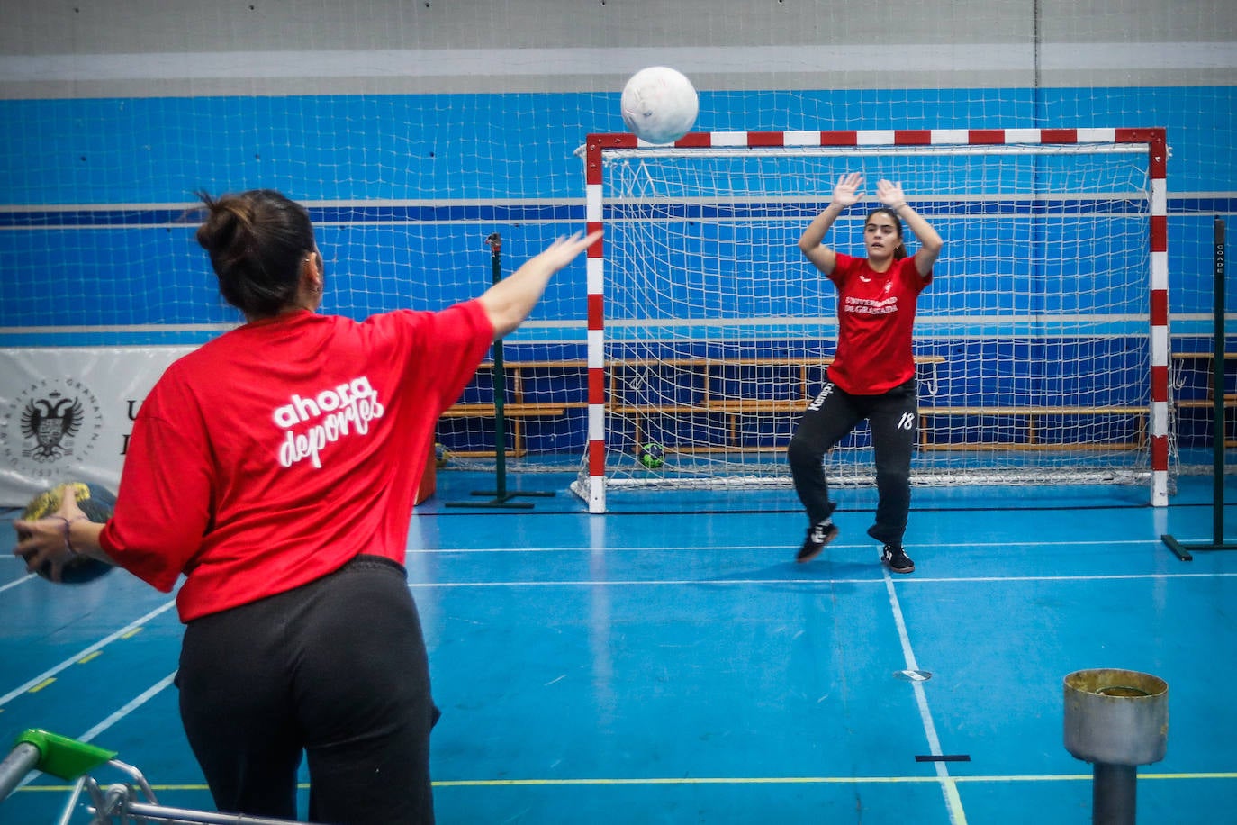 Las porteras del Universidad de Granada entrenan los disparos a portería.